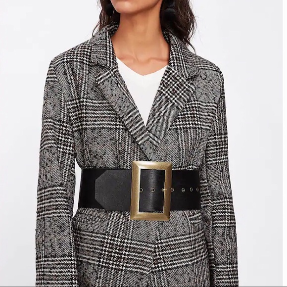 Black Belt with Exaggerated Buckle - Picture 2 of 7